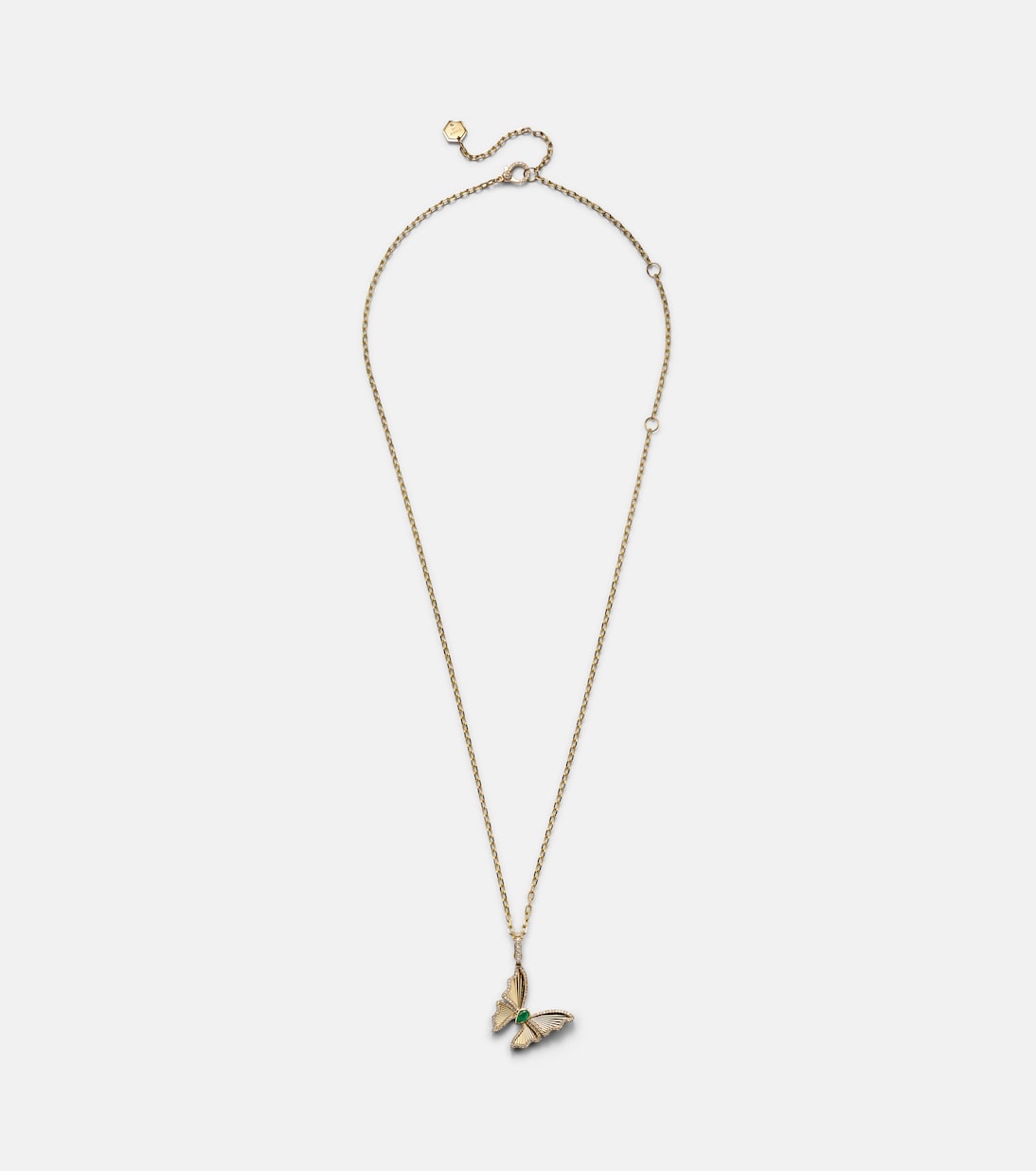 Collana giovanile con pendente farfalla in oro 18kt, decorata con smeraldi e diamanti, design elegante e moderno.