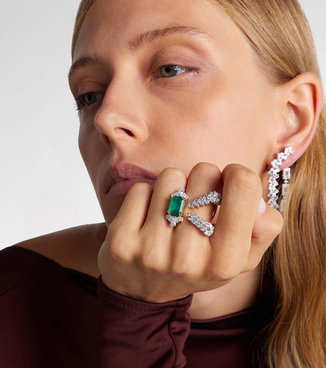 Anello Reign Supreme in oro bianco 18kt con smeraldo e diamanti | Yeprem