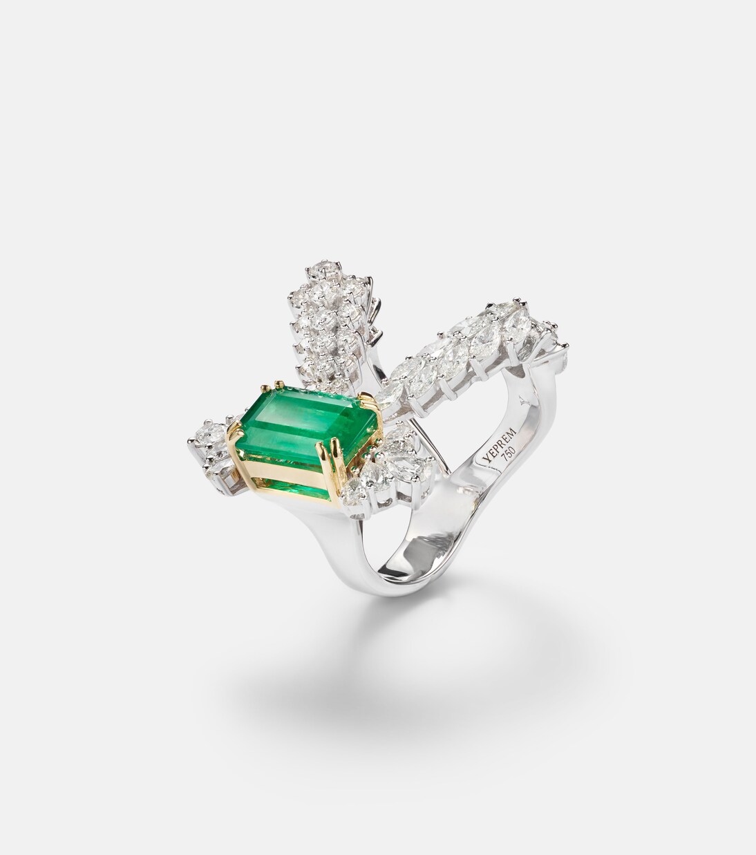 Anello Reign Supreme in oro bianco 18kt con smeraldo e diamanti | Yeprem