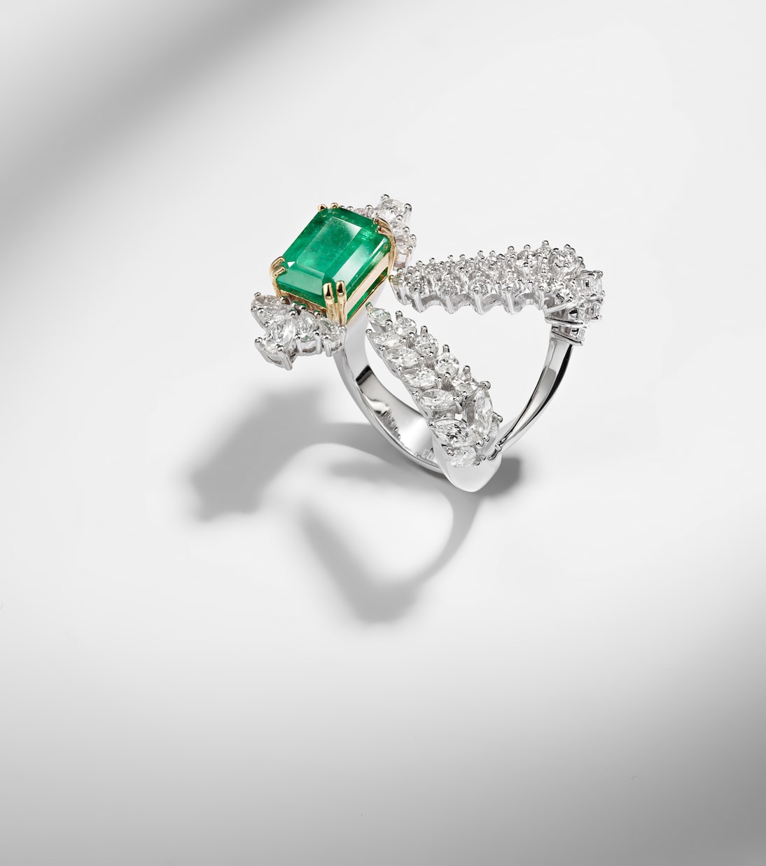 Anello Reign Supreme in oro bianco 18kt con smeraldo e diamanti | Yeprem