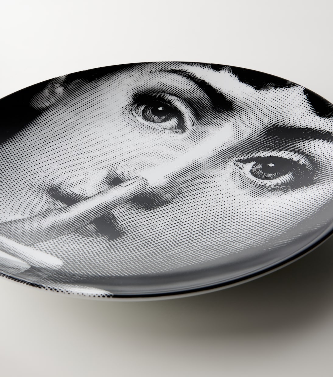 Tema e Variazioni n.334 porcelain wall plate | Fornasetti