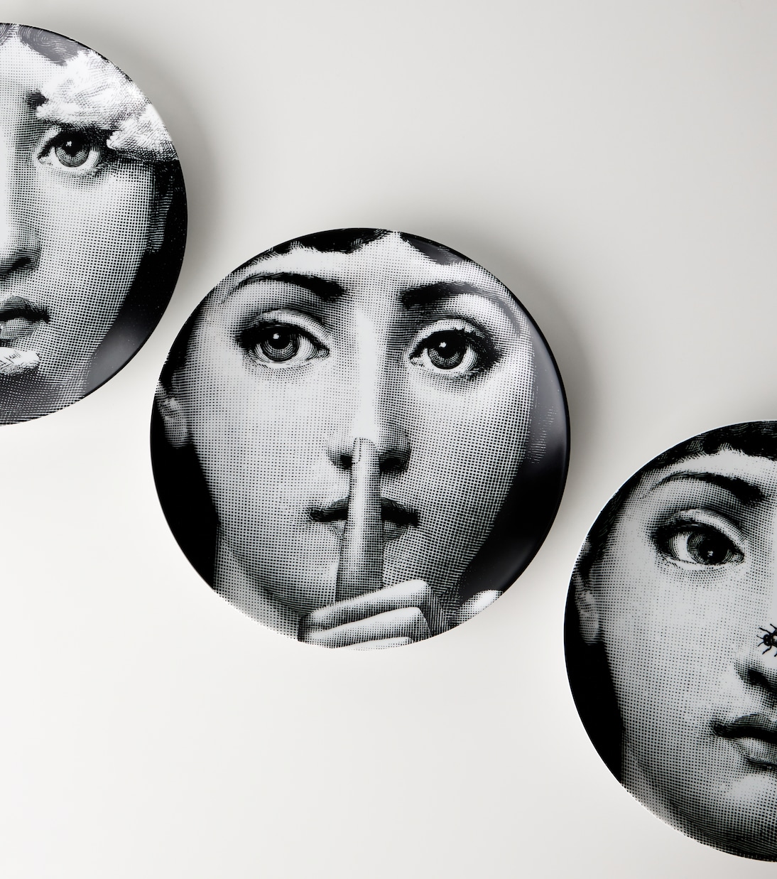 Tema e Variazioni n.334 porcelain wall plate | Fornasetti