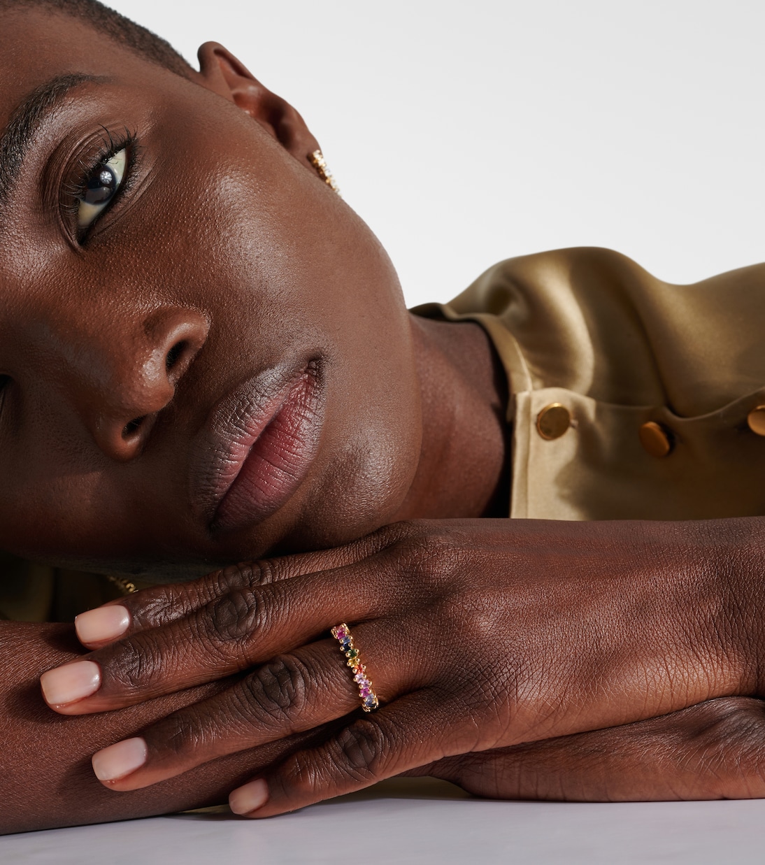 Anello arcobaleno in oro 18kt con zaffiri di SUZANNE KALAN, gioiello unico per giovani trendy