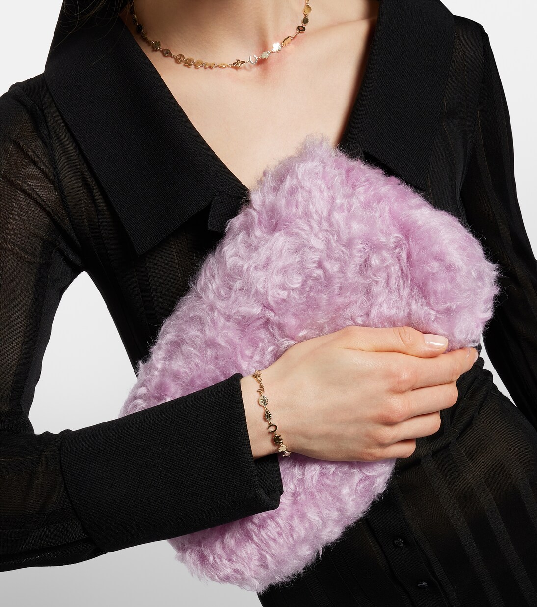 Bracciale in oro 14kt con icone multiple, stile giovane e moderno, ideale per un look trendy.