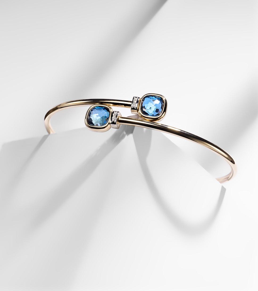 Bracciale Nudo in oro 18kt con topazio e diamanti | Pomellato