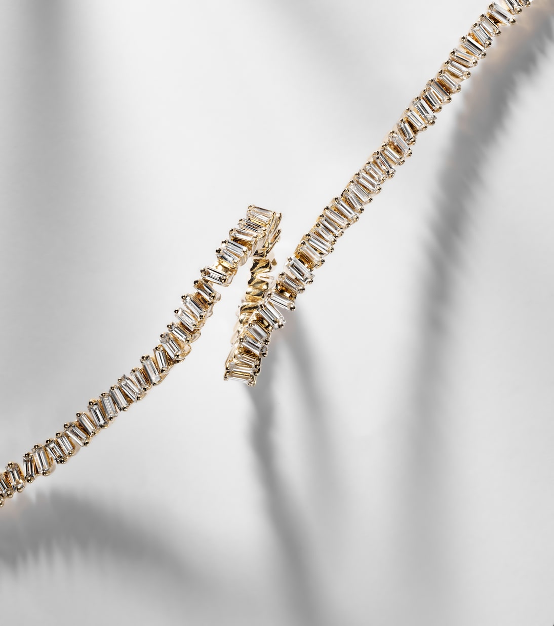 Bracciale in oro 18kt con diamanti, design moderno per giovani di SUZANNE KALAN