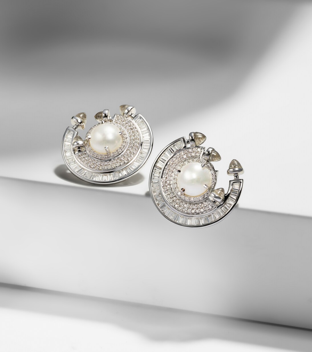 Orecchini in oro bianco 18kt ANANYA Chakra con pietre preziose per giovani trendy