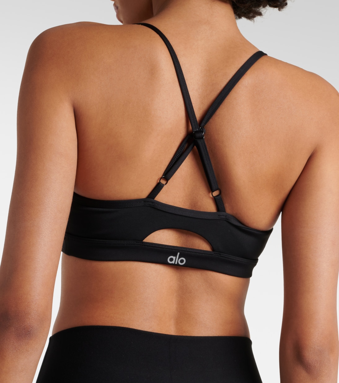 Sujetador Deportivo Alo Yoga Airlift: Estilo y Comodidad para Jóvenes Activos