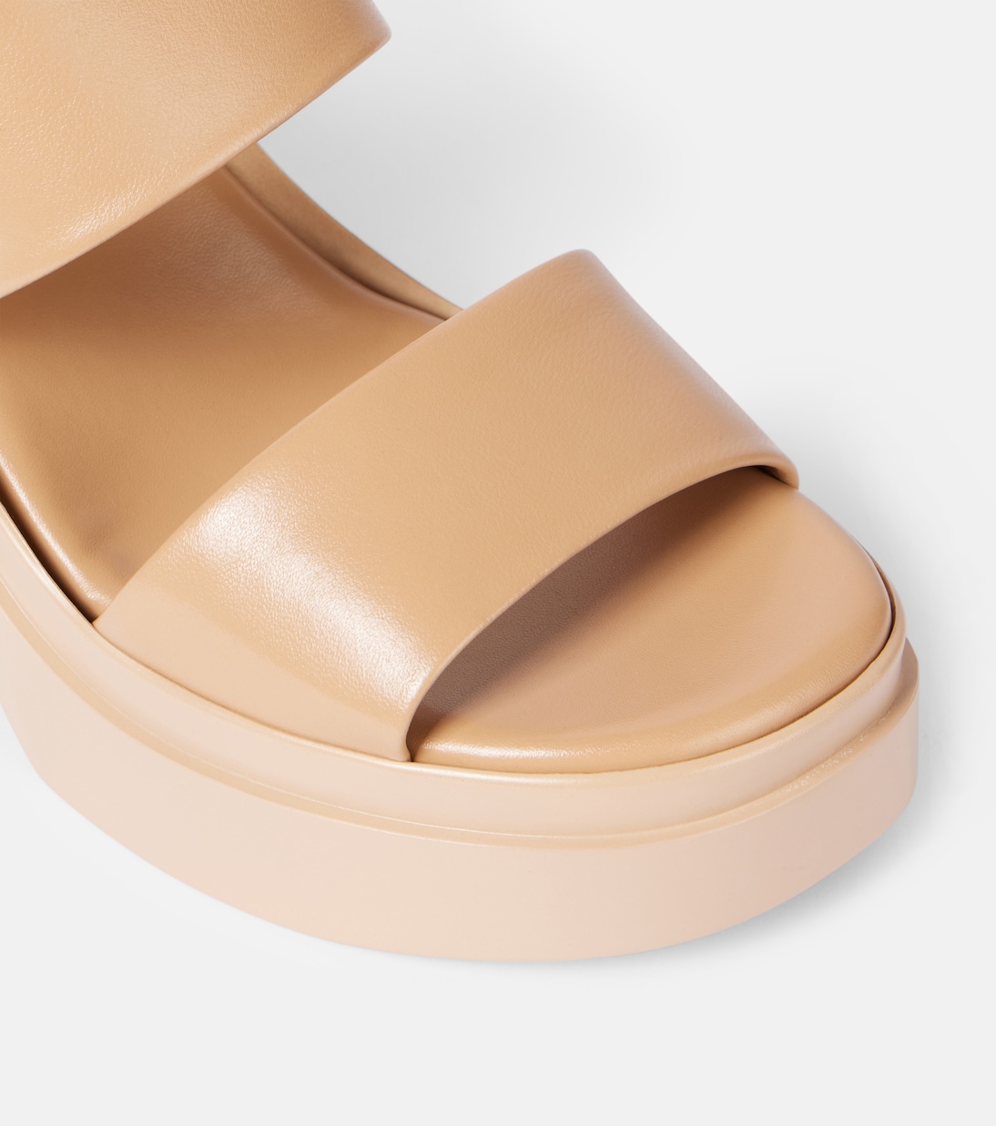 Scarpe comode in pelle con plateau per un look giovane e trendy