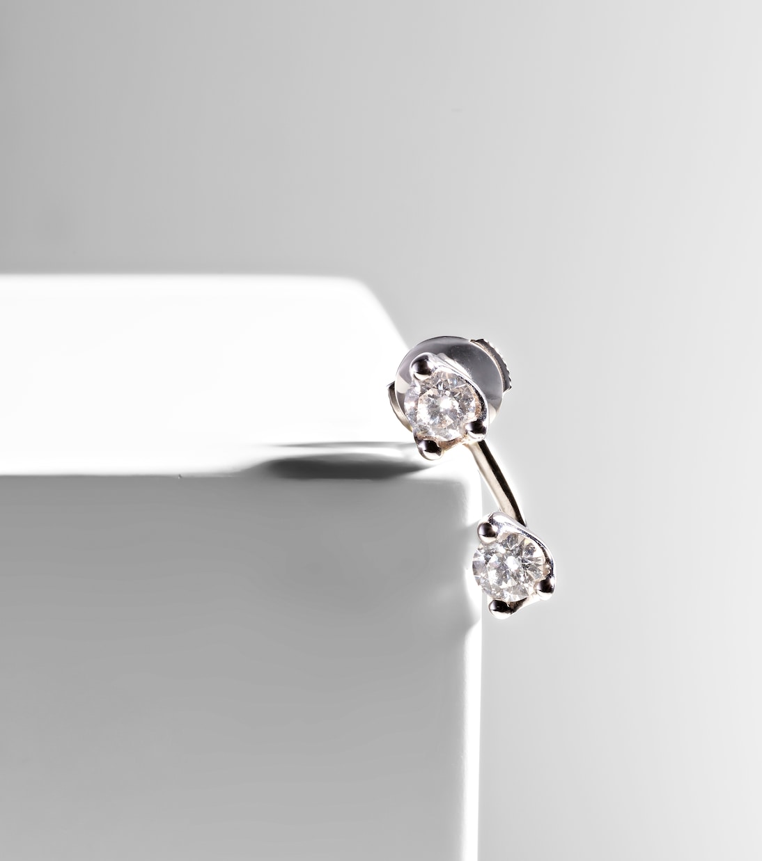 Orecchino singolo in oro 18kt con diamanti | Anita Ko