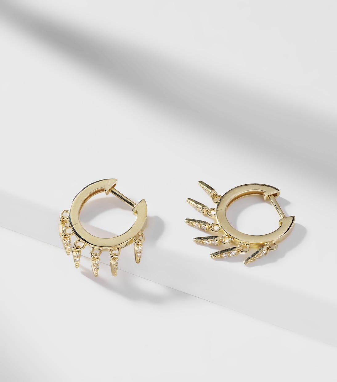Orecchini in oro giallo 14kt con diamanti, design moderno per giovani - Sydney Evan