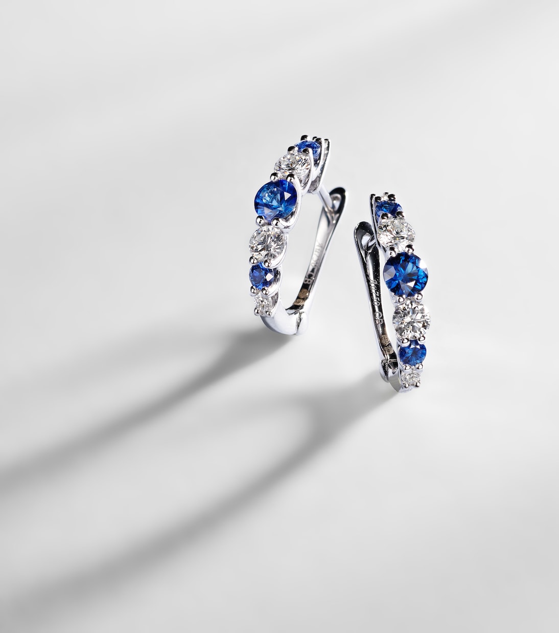 Orecchini cerchio in oro bianco 18kt con zaffiri e diamanti - Gioielli Eleganti per Giovani
