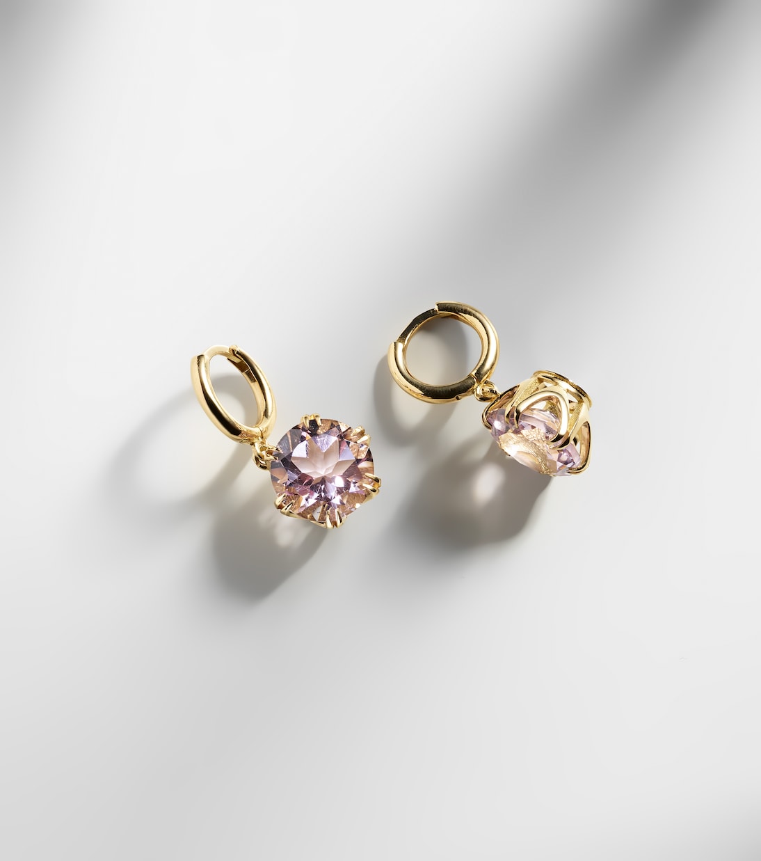 Orecchini ILEANA MAKRI in oro 18kt con ametiste, stile giovane e moderno