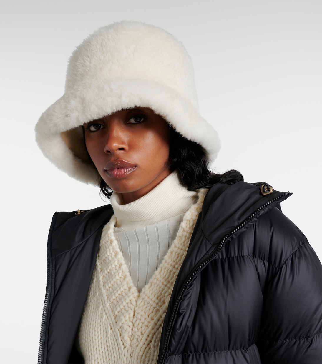 Cappello a secchiello in shearling Moncler per stile giovane e trendy