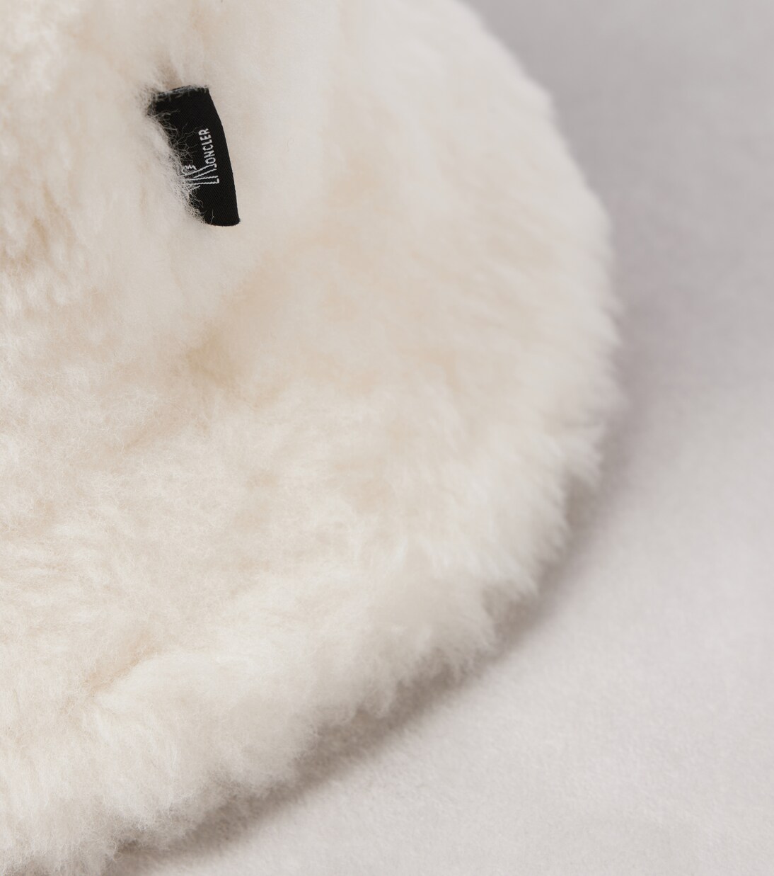 Cappello a secchiello in shearling Moncler per stile giovane e trendy