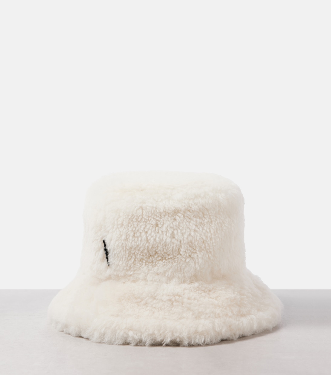 Cappello a secchiello in shearling Moncler per stile giovane e trendy