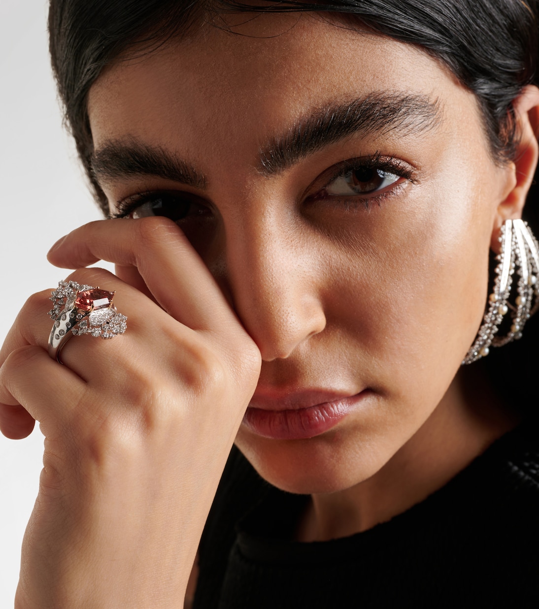 Anello in oro bianco 18kt con diamanti e tormalina, design moderno per giovani