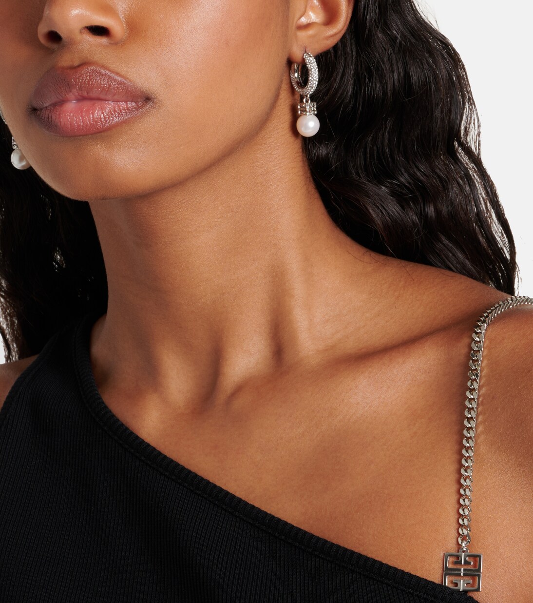Orecchini a cerchio Givenchy con cristalli Swarovski® e perle chic per uno stile giovane e raffinato