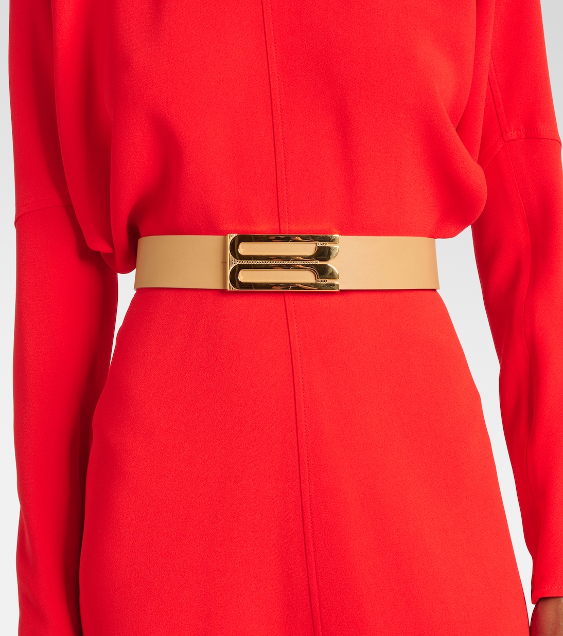 Cintura in pelle oversize firmata Victoria Beckham per uno stile giovane e trendy