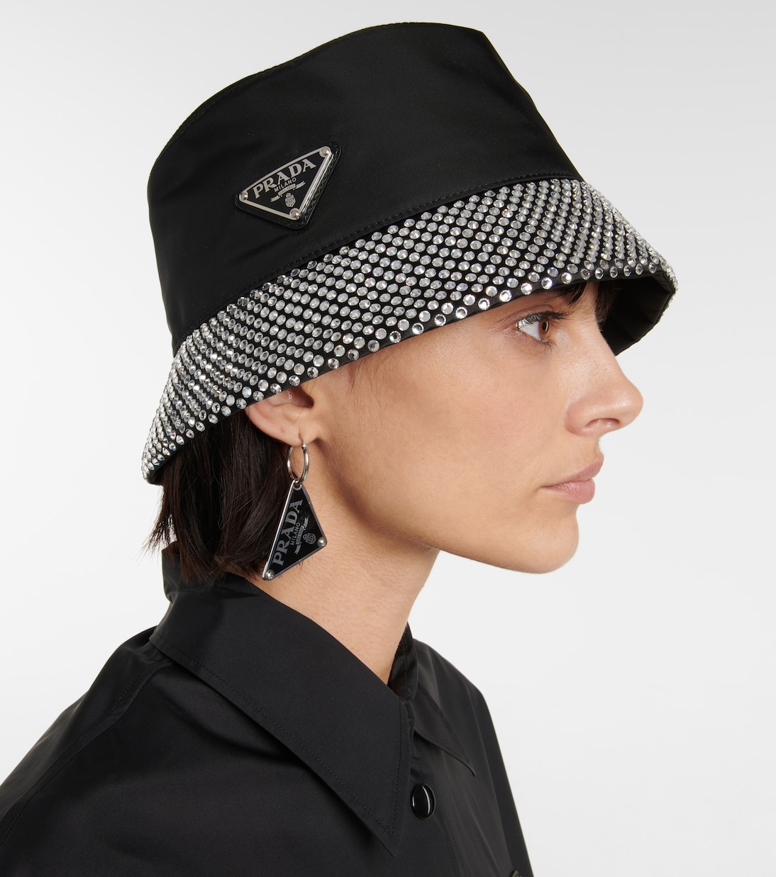 Cappello a secchiello PRADA Re-Nylon con dettagli unici per uno stile giovane e innovativo
