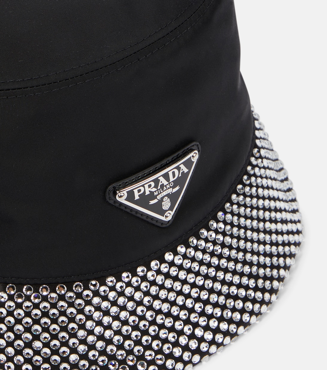 Cappello a secchiello PRADA Re-Nylon con dettagli unici per uno stile giovane e innovativo