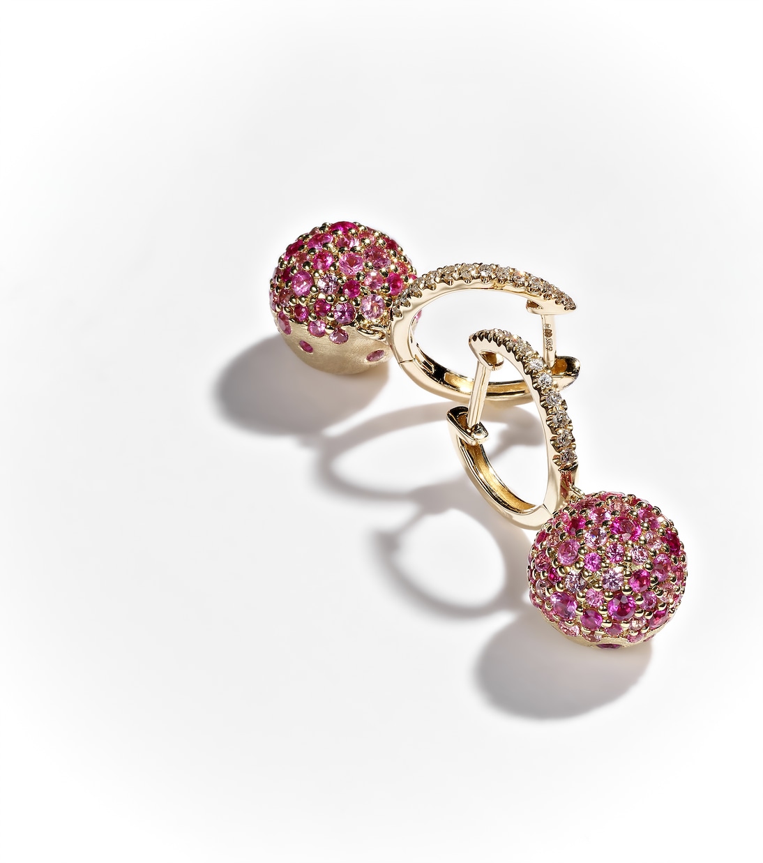 Boucles d'oreilles Bauble en or 14 ct, diamants et saphirs | Roxanne First
