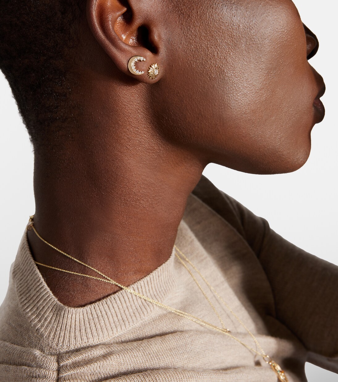 Orecchino singolo in oro 14kt con design Luna Crescente e diamanti, stile moderno per giovani