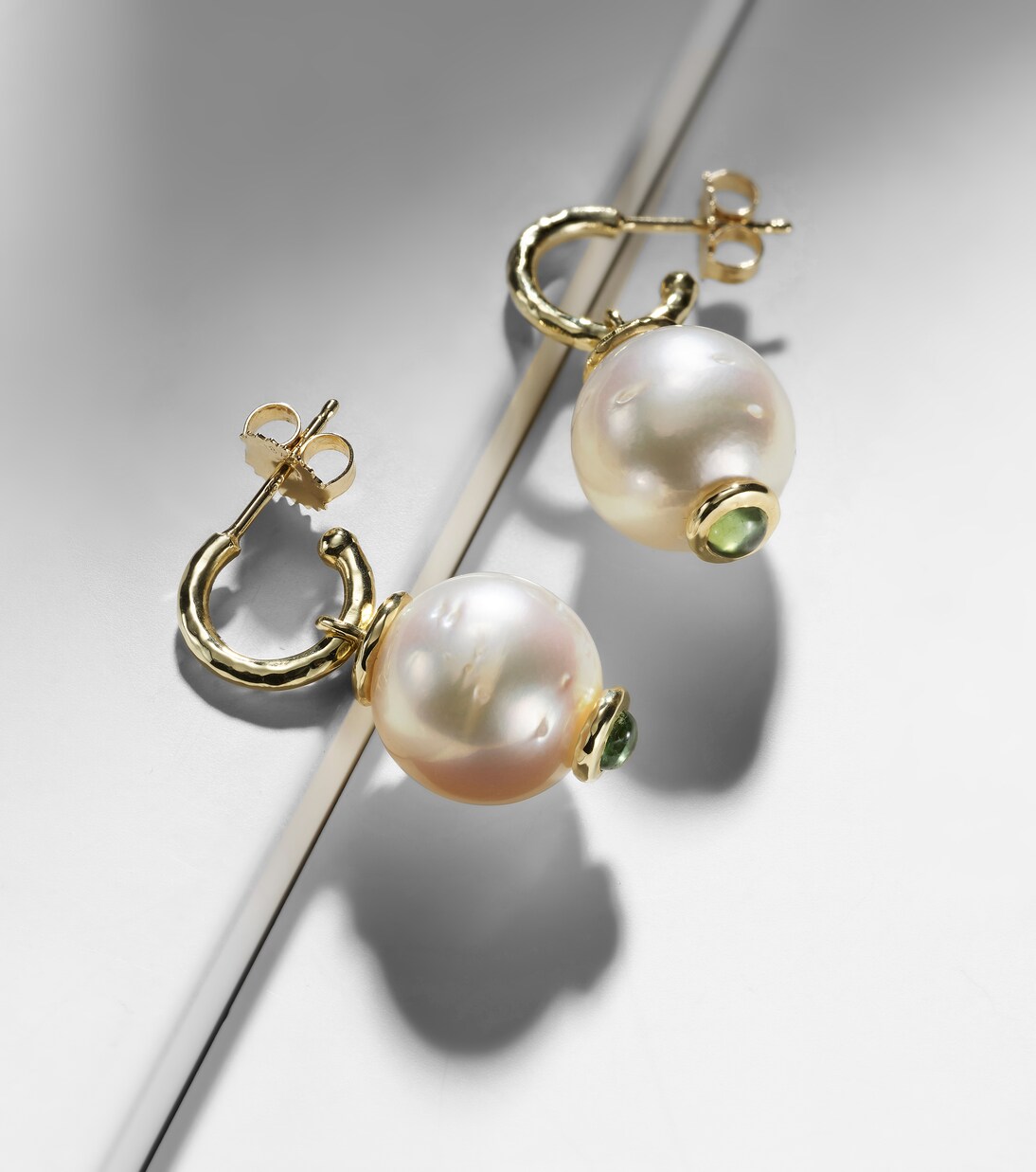 Orecchini pendenti OCTAVIA ELIZABETH in oro 18kt con perle e tormalina per uno stile giovane e raffinato