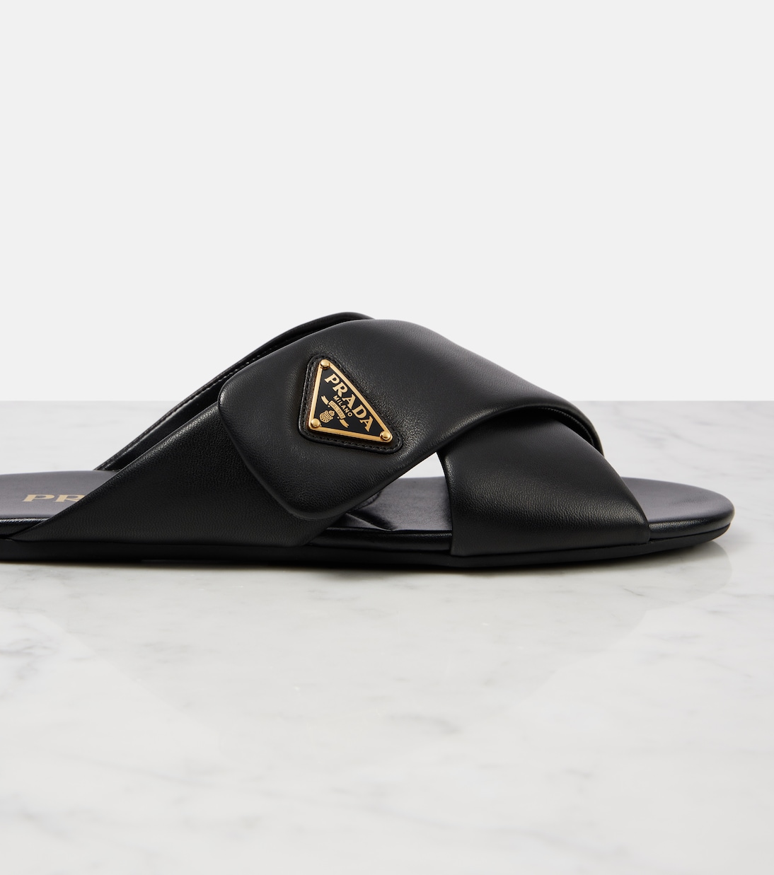 Scarpe in pelle PRADA con logo, stile giovane e moderno