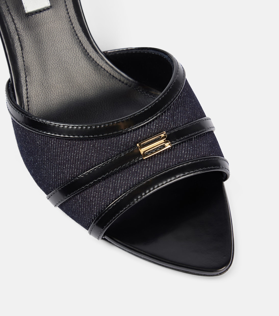 Scarpe in pelle e denim firmate Victoria Beckham per uno stile giovane e trendy