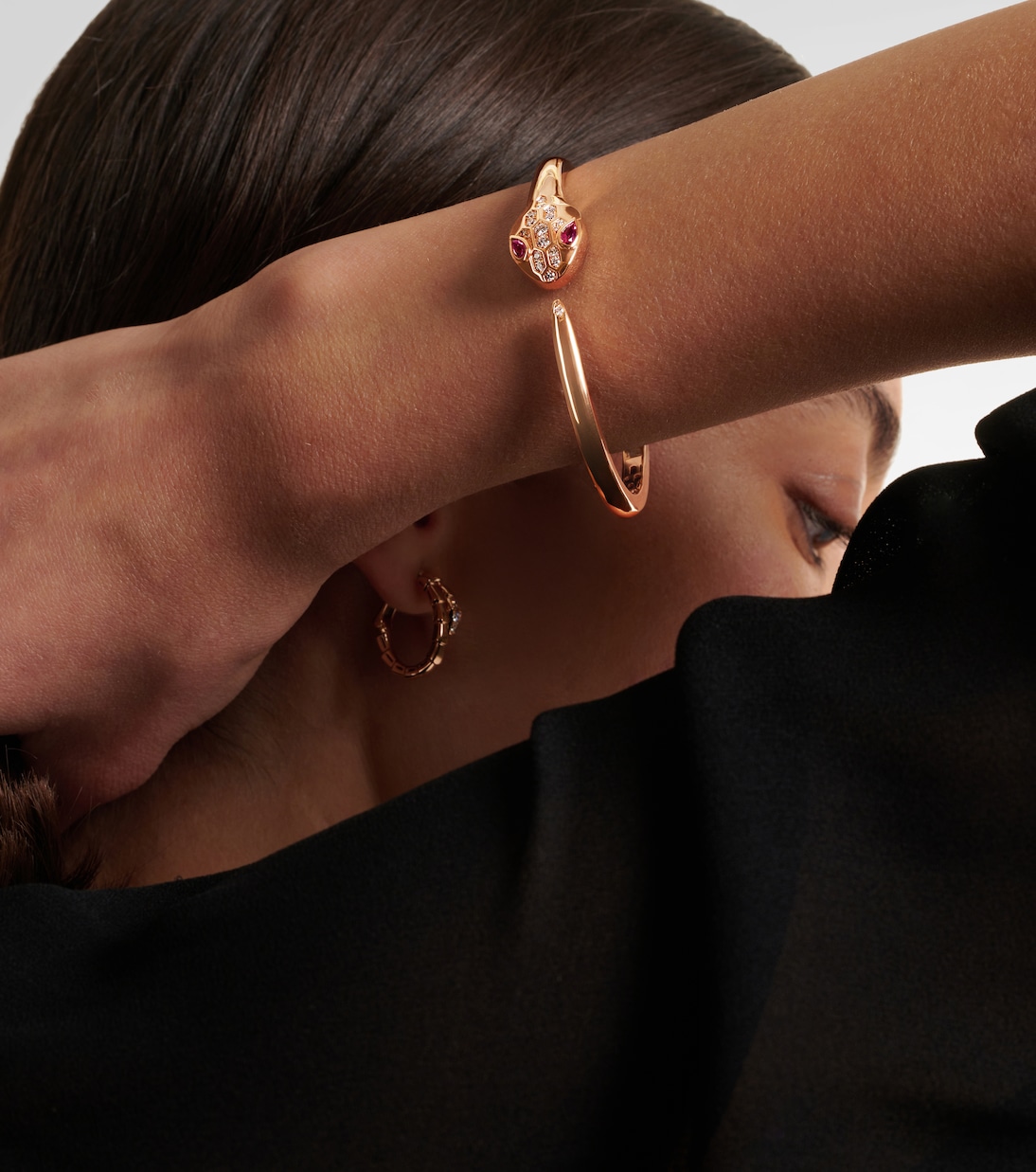 Jonc Serpenti en or rose 18 ct, diamants et rubellites | Bvlgari