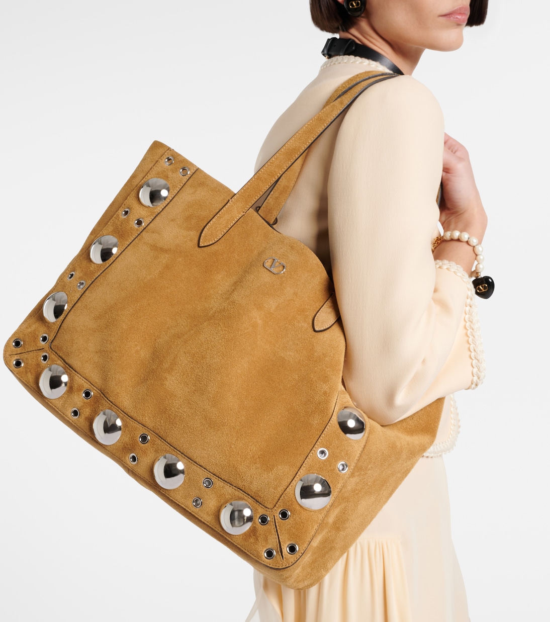 Nellcôte Medium studded suede shopper | Valentino Garavani