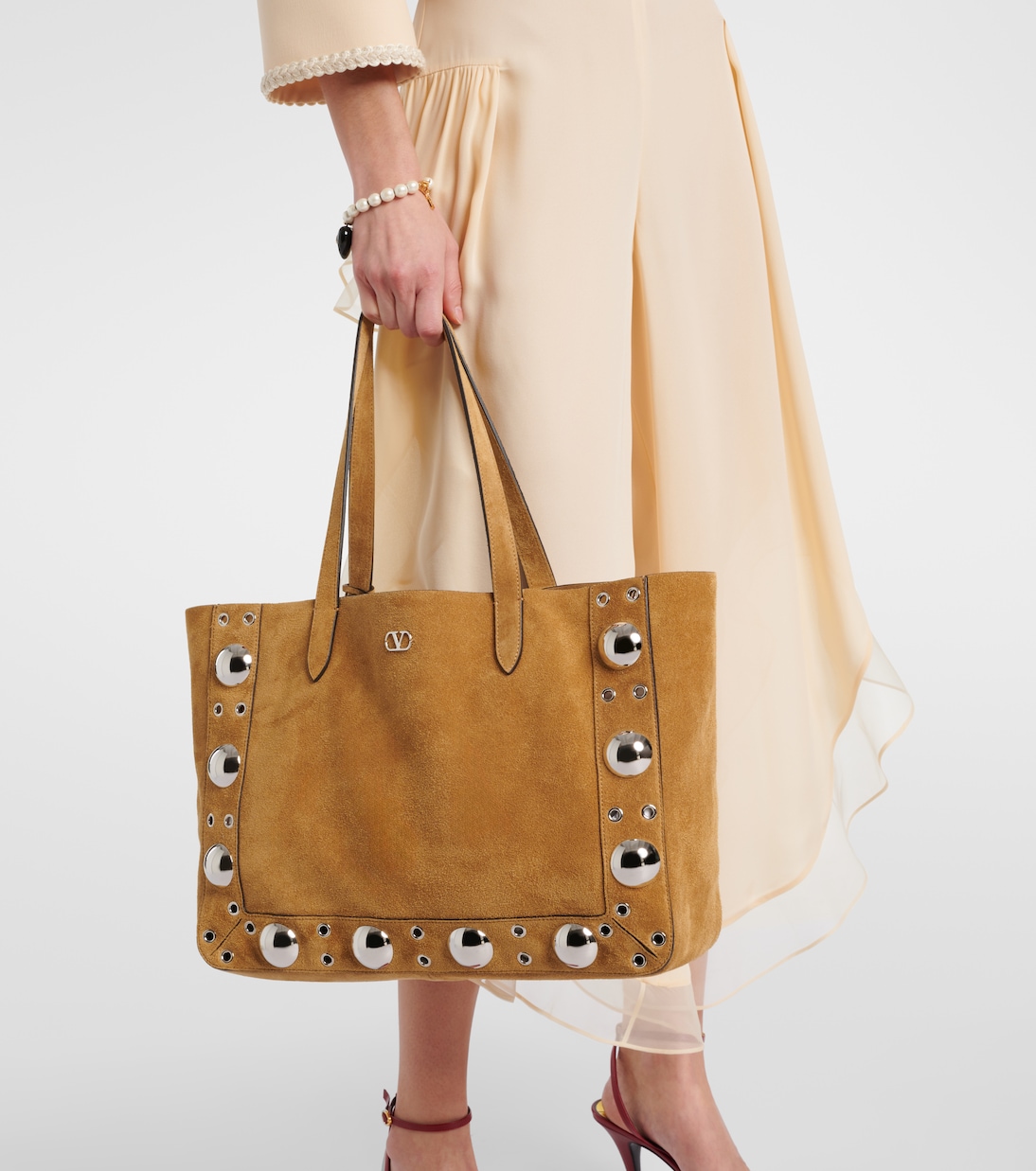 Nellcôte Medium studded suede shopper | Valentino Garavani