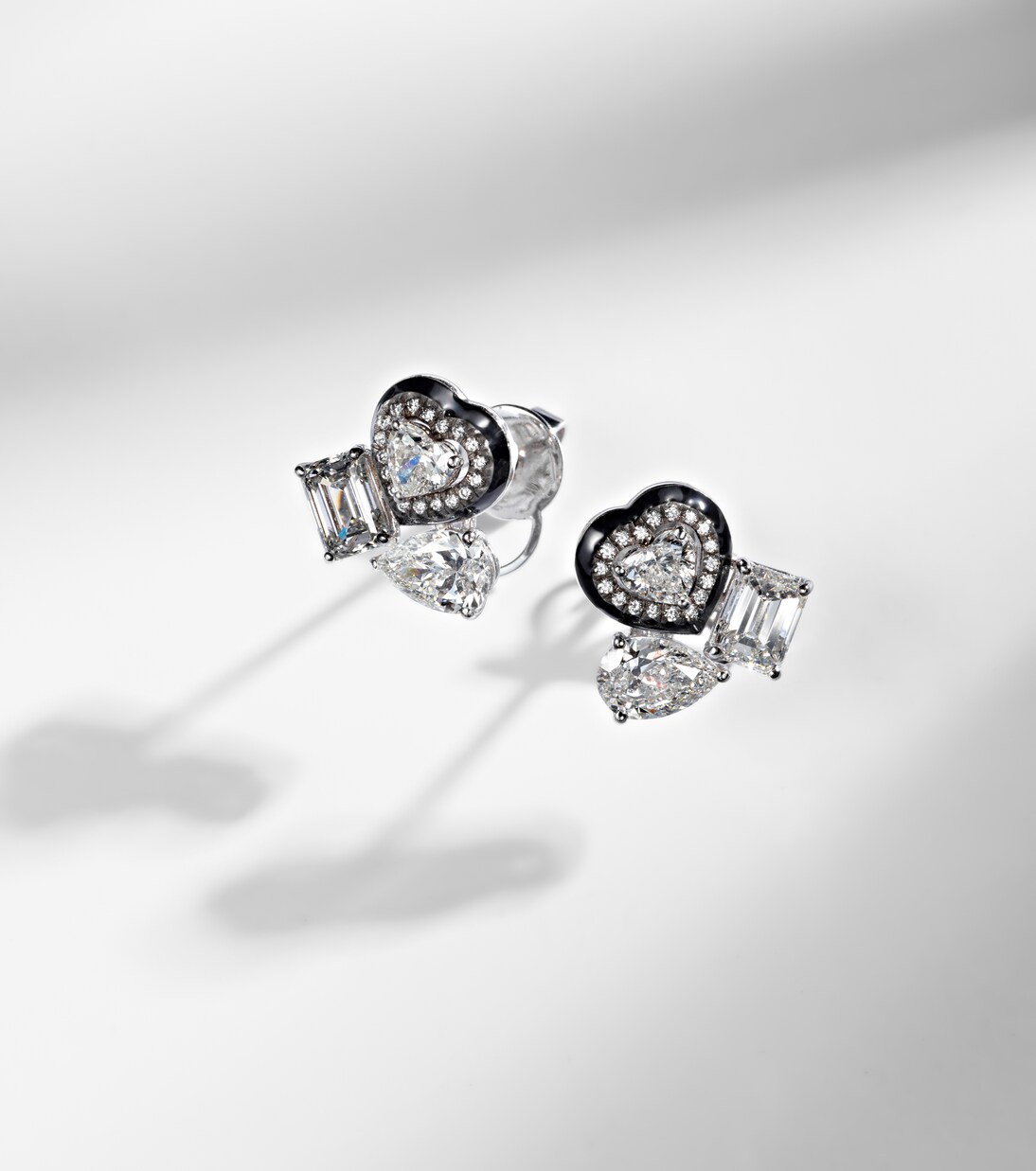 Ohrringe Cluster Heart aus 18kt Weißgold mit Emaille und Diamanten | Kamyen