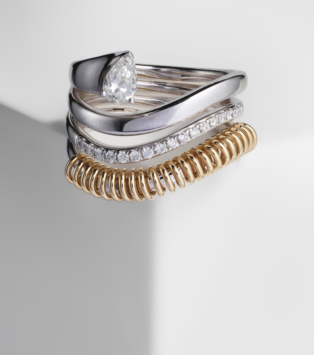 Anello Versus Pear in oro 18kt e oro bianco 18kt con diamanti | Rainbow K