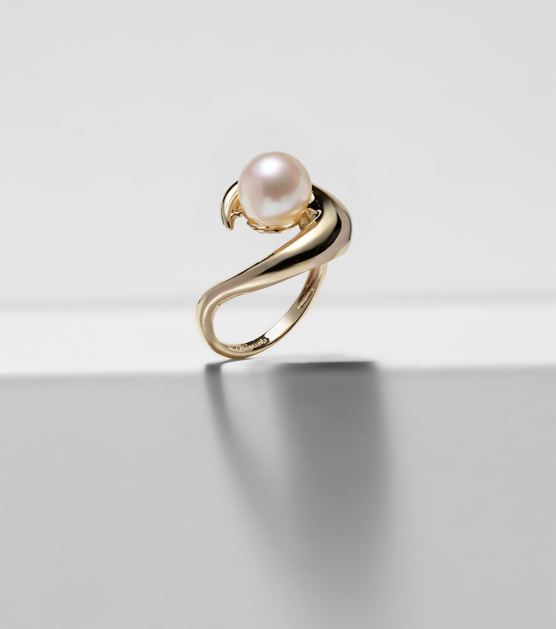 Bague Pearl Curl en or 14 ct et perle d'eau douce | Mateo