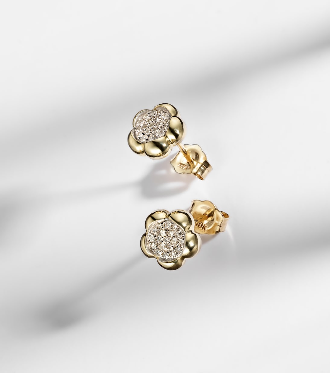 Orecchini Crosby in oro 10kt con diamanti | Stone and Strand
