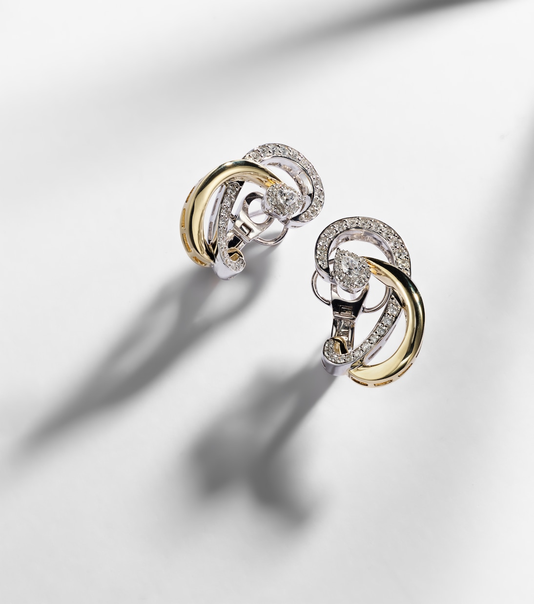 Pendientes Golden Strada de oro de 18 ct con diamantes | Yeprem
