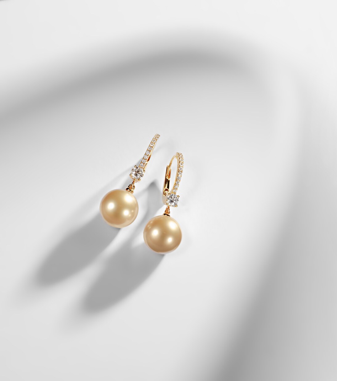 Boucles d’oreilles Classic Elegance en or 18 ct, diamants et perles | Mikimoto