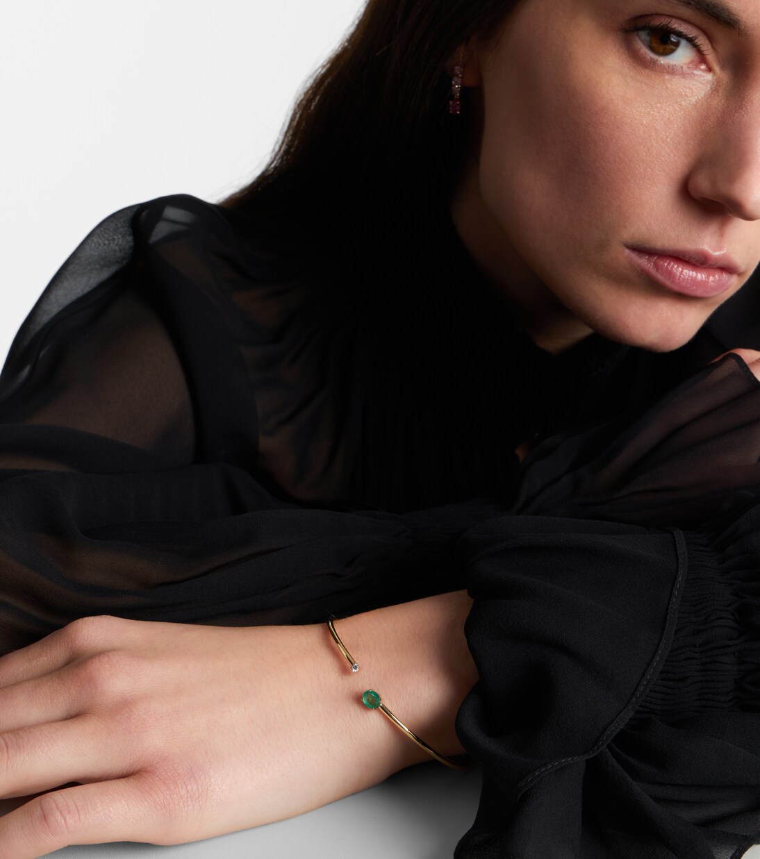 Armreif aus 14kt Gelbgold (585/1000) mit Diamant und Smaragd | Stone and Strand