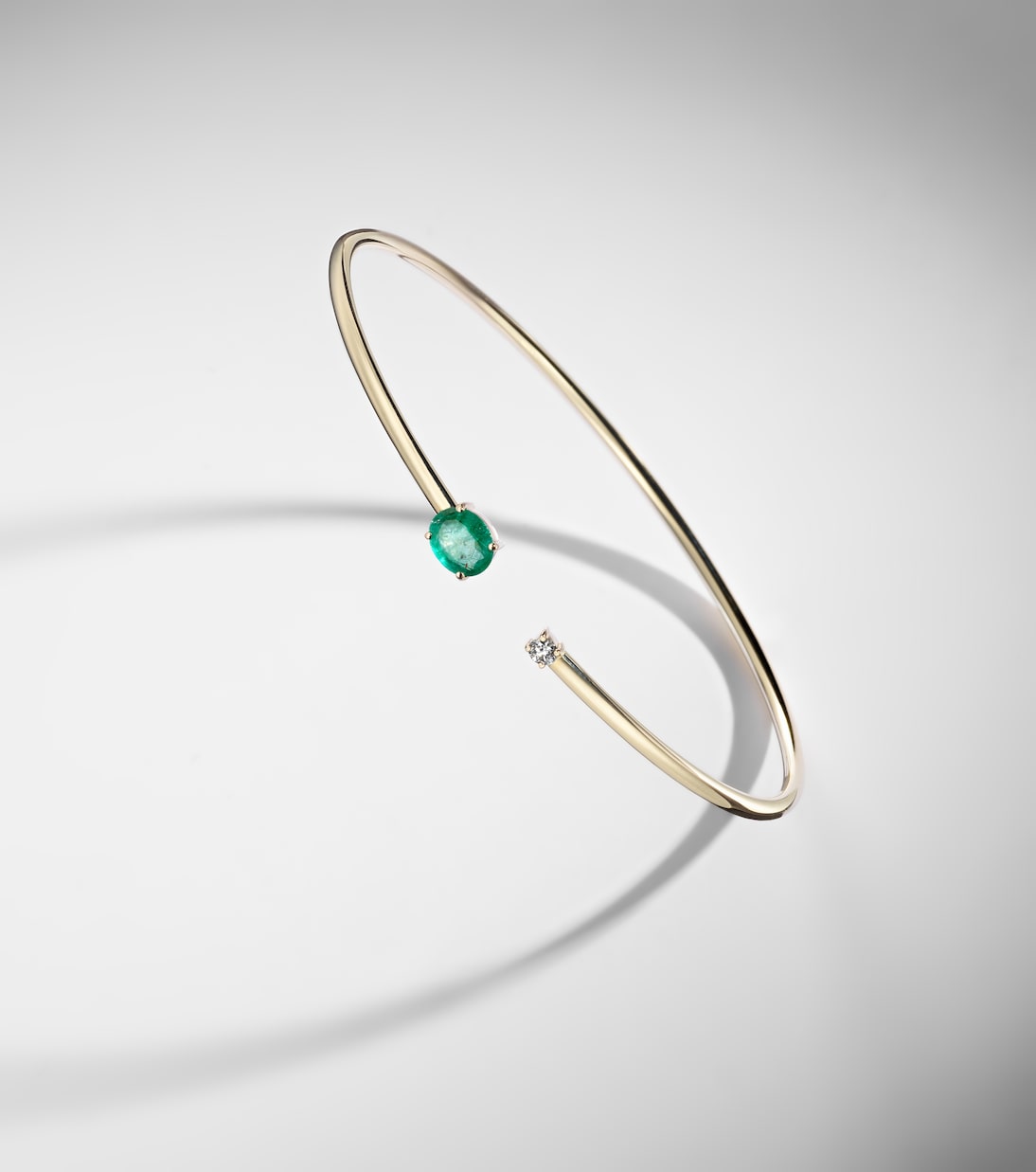 Armreif aus 14kt Gelbgold (585/1000) mit Diamant und Smaragd | Stone and Strand