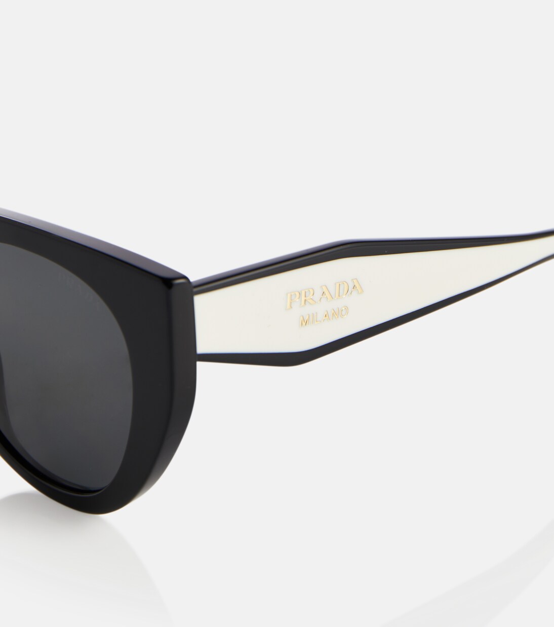 Occhiali da sole PRADA in acetato con montatura a gatto, stile giovane e moderno