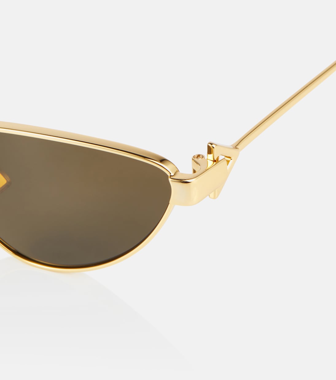 Occhiali da sole Bottega Veneta stile cat-eye per un look giovane e trendy