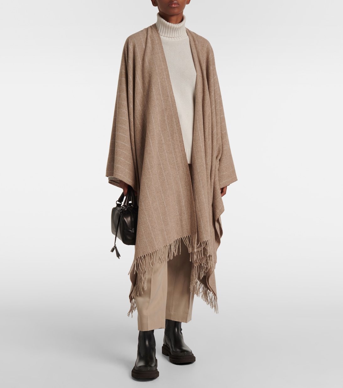 Sciarpa in seta, lana e cashmere a strisce firmata Brunello Cucinelli, stile giovane e raffinato.