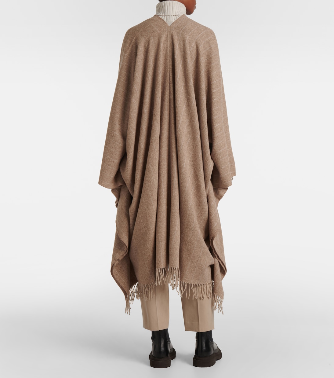 Sciarpa in seta, lana e cashmere a strisce firmata Brunello Cucinelli, stile giovane e raffinato.