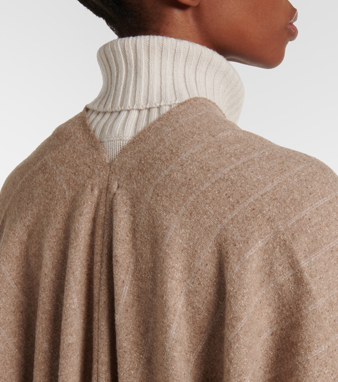 Sciarpa in seta, lana e cashmere a strisce firmata Brunello Cucinelli, stile giovane e raffinato.