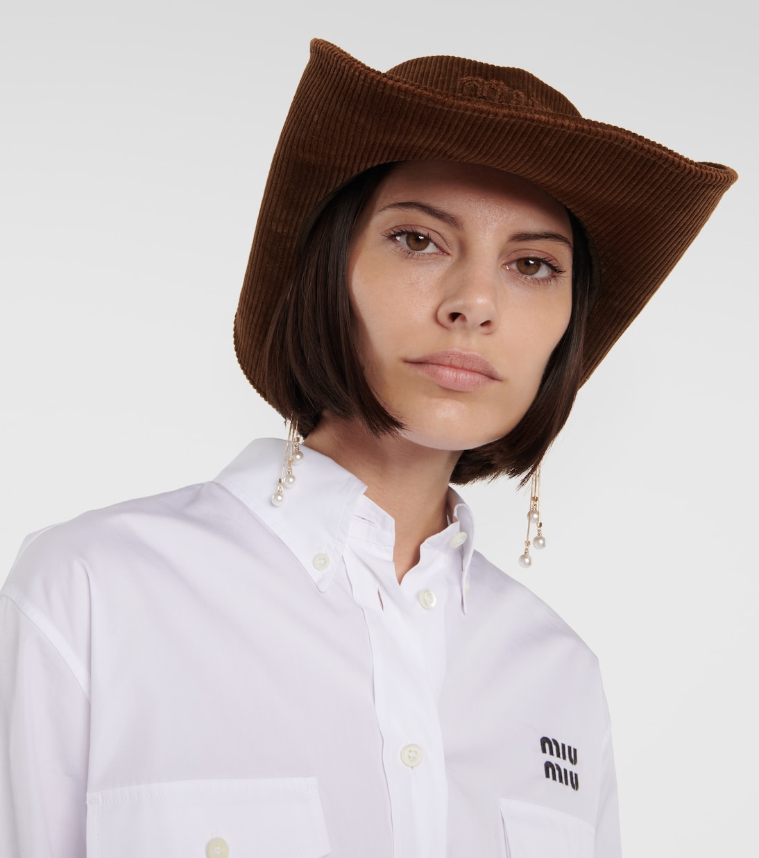 Cappello da cowboy in corduroy firmato MIU MIU, stile giovane e trendy