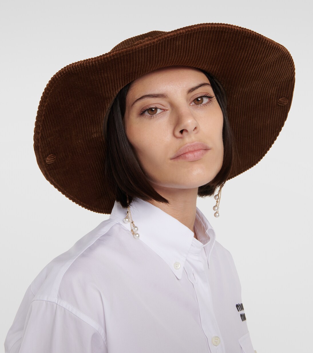Cappello da cowboy in corduroy firmato MIU MIU, stile giovane e trendy