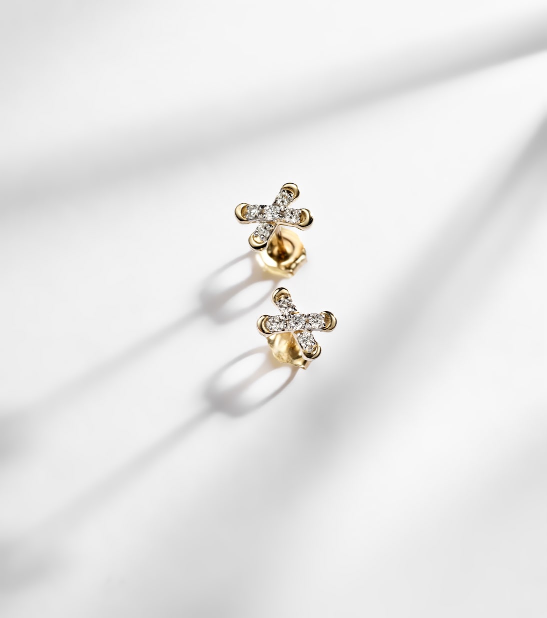 Boucles d'oreilles Diamond Cross Stitch en or 14 ct et diamants blancs | Stone and Strand