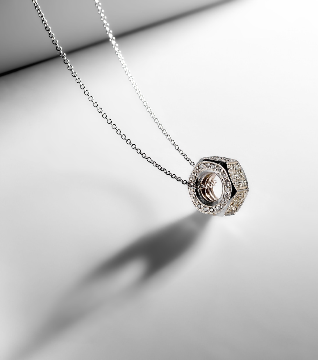 Collana Nut Pendant in oro bianco 18kt con diamanti | Ileana Makri